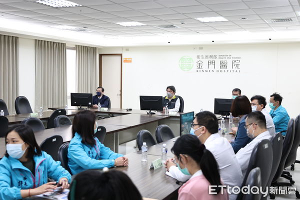 ▲▼為重啟小三通做準備,指揮中心指揮官王必勝前往金門視察,12/13赴金門醫院了解收治中重症個案醫療量能因應整備情況。(圖/指揮中心提供)