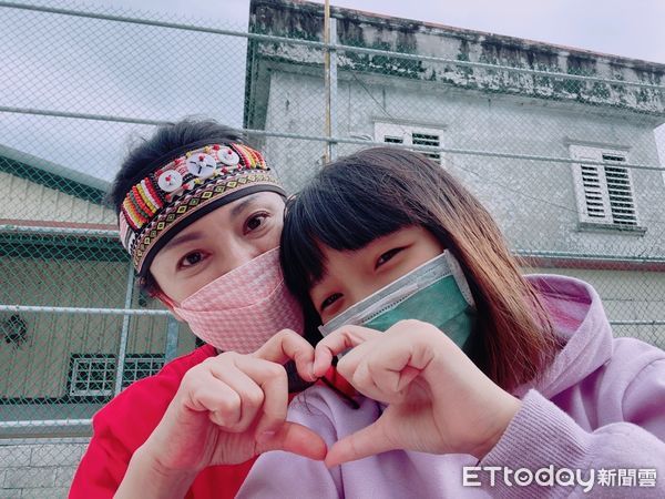 ▲▼國籍航空空服員龔語婕號召同事捐出公司贈送的500元商品券,讓滿溢的愛心湧進偏鄉。(圖/龔語婕提供)