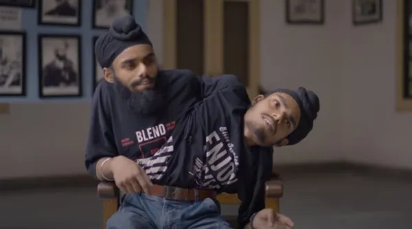 印度一對連體嬰每天工作12小時卻只領一份薪水,引發全民打抱不平。(圖/取自Discover With Ruhi Cenet YouTube頻道)