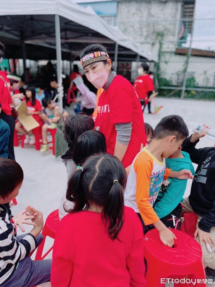 ▲▼國籍航空空服員龔語婕號召同事捐出公司贈送的500元商品券,讓滿溢的愛心湧進偏鄉。(圖/龔語婕提供)