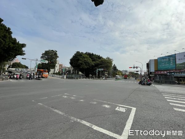 ▲台南市區鐵路地下化工程目前已進入尾聲階段,考量開元陸橋封閉拆除後交通將中斷長達2年,市府與交通部多次研商,原訂開元陸橋12月15日施工拆除作業暫緩。(圖/記者林悅翻攝,下同)