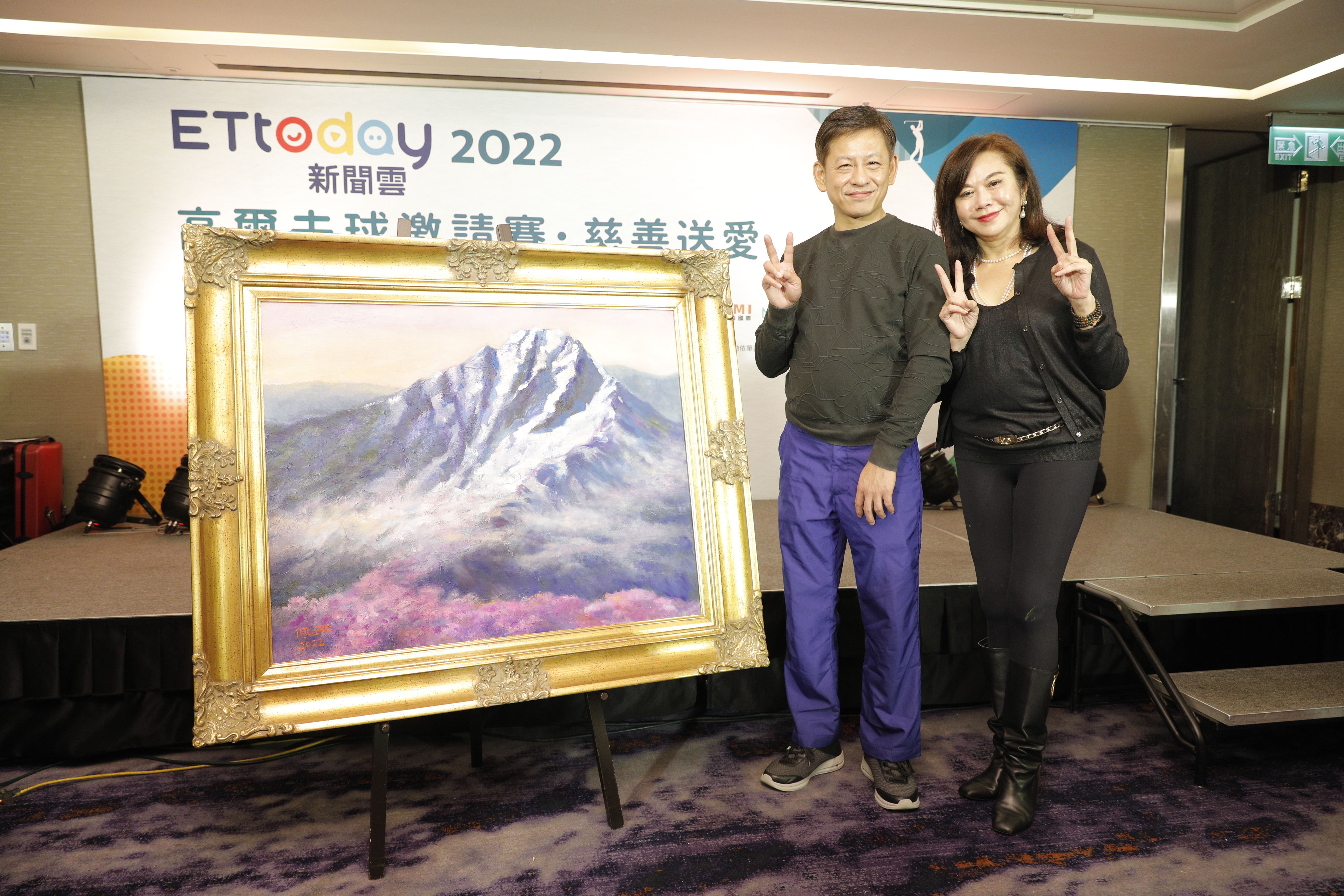 ▲▼ETtoday新聞雲2022高爾夫球邀請賽慈善送愛晚宴，球星胡金龍捐出個人球具，即將上任基隆市副市長邱佩琳捐出個人畫作拍賣。與會企業家競相出價競標，搶做公益不落人後。（圖／記者湯興漢攝）