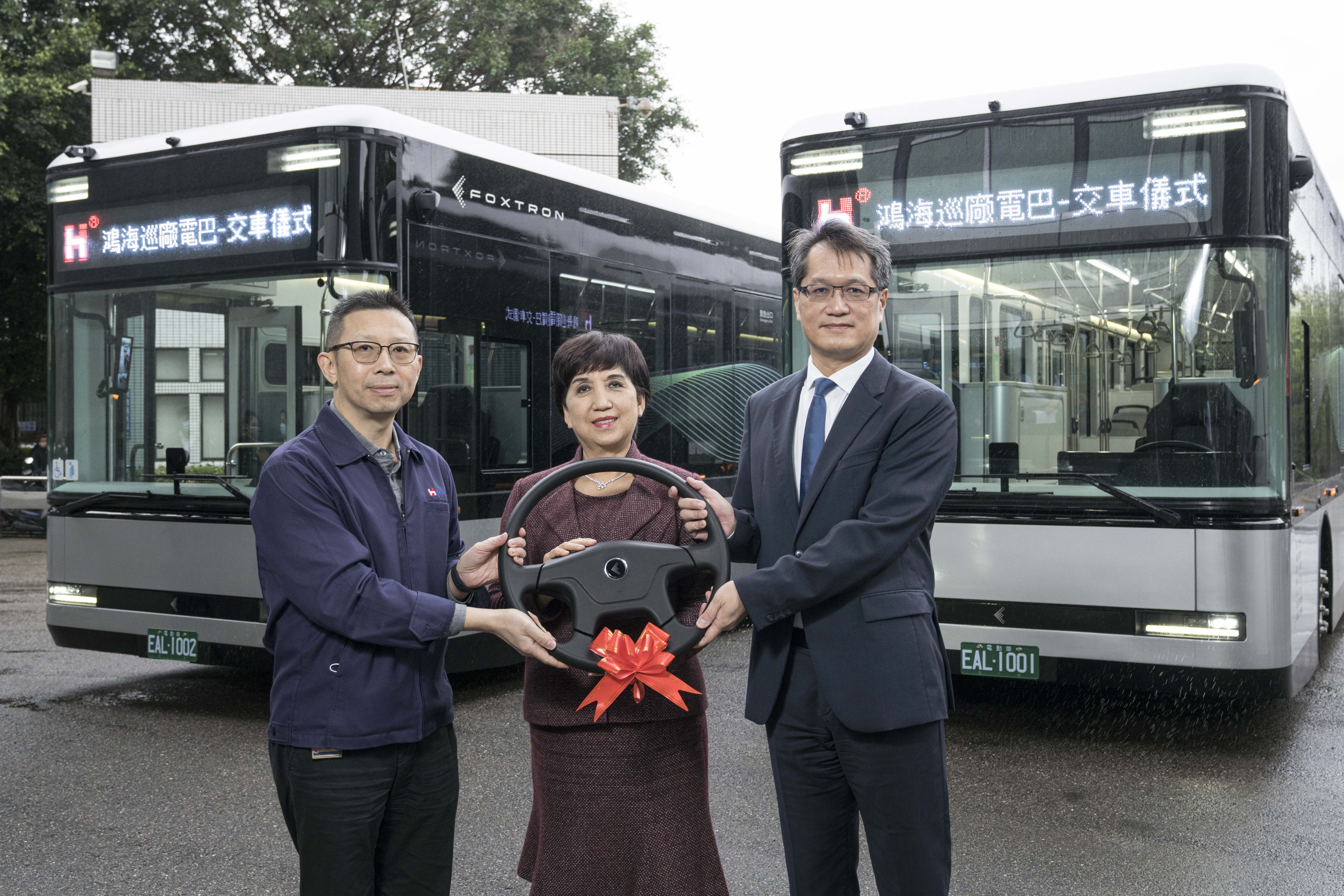 ▲鴻海土城總部周邊廠區間大型接駁巴士全面電動化,正式交車。(圖/翻攝鴻海官網)