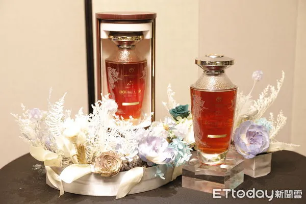 ▲▼ETtoday新聞雲2022高爾夫球邀請賽慈善送愛晚宴,球星胡金龍捐出個人球具,即將上任基隆市副市長邱佩琳捐出個人畫作拍賣。與會企業家競相出價競標,搶做公益不落人後。(圖/記者湯興漢攝)