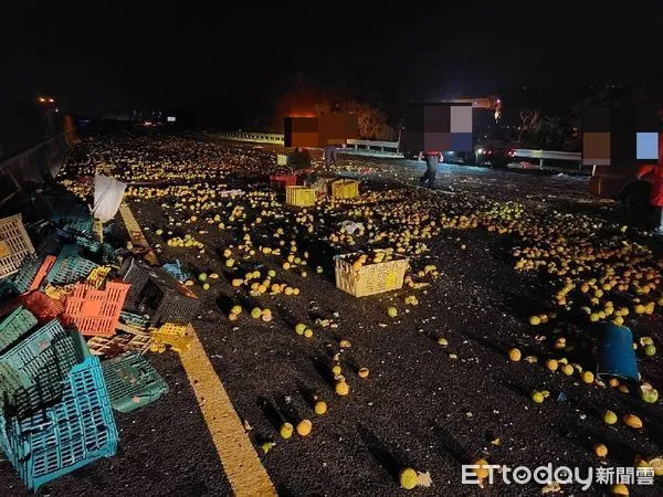 ▲大貨車於國道3號草屯中興路段自撞,載運的柳丁及橘子等貨物散落於雙向車道。(圖/記者高堂堯翻攝,下同)