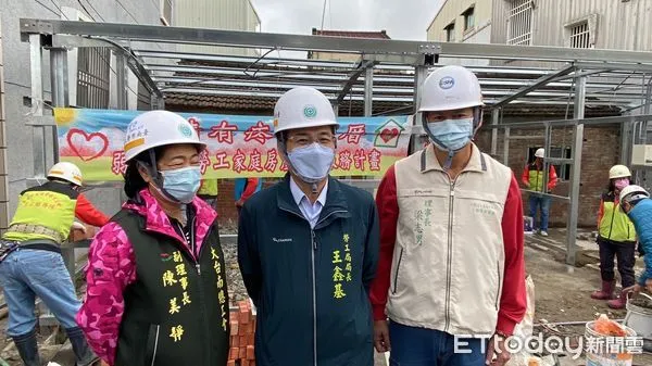 ▲台南市勞工局與做工行善團不畏寒冷,本周假日馬不停蹄進行修繕,希望趕在明年農曆年前完工,讓弱勢家庭過個好年。(圖/記者林悅翻攝,下同)