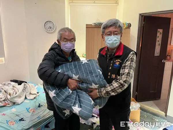 ▲▼寒流來臨之前,花蓮縣政府派員關懷獨居長輩並致贈保暖物資。(圖/花蓮縣政府提供,下同)