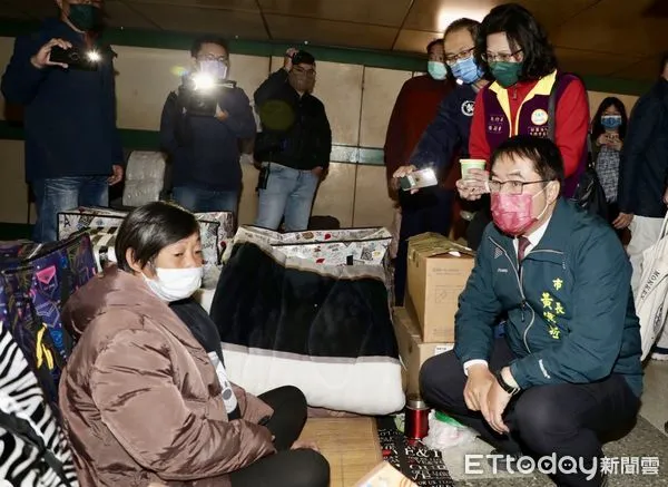 ▲台南市政府社會局啟動37區街友低溫關懷,市長黃偉哲也親自前往東豐地下道訪視街友,親自送上溫暖的熱湯及禦寒衣物、暖暖包、睡袋等物資,讓街友感受社會溫暖。(圖/記者林悅翻攝,下同)