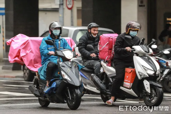 ▲▼外送,機車,雨天,行車安全,。(圖/記者周宸亘攝)