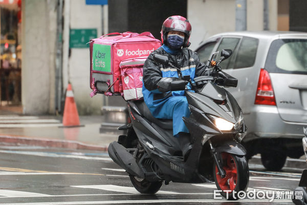 ▲▼外送,機車,雨天,行車安全,。(圖/記者周宸亘攝)