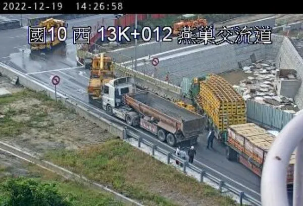 ▲▼國道10號西向燕巢出口,因發生聯結車跟砂石車追撞事故,。(圖/翻攝高速公路1968)