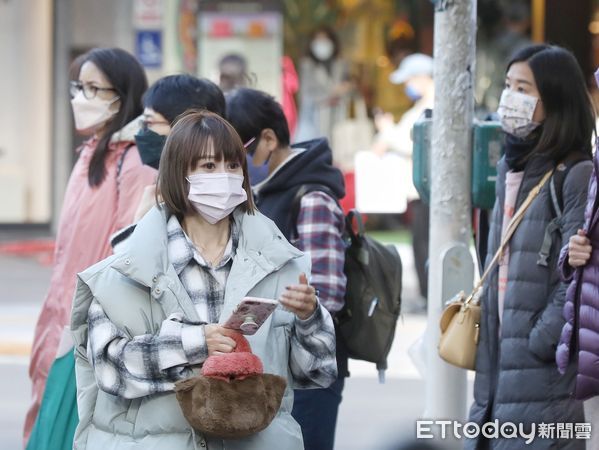 ▲▼天氣 寒流 低溫 冬衣 保暖 口罩。（圖／記者屠惠剛攝）