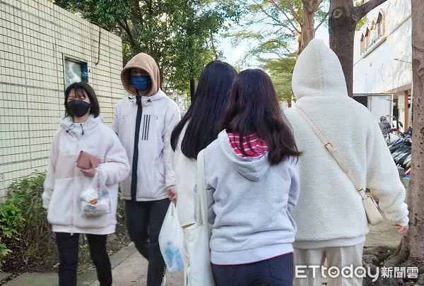 ▲▼天氣 寒流 低溫 冬衣 保暖 口罩。(圖/記者屠惠剛攝)
