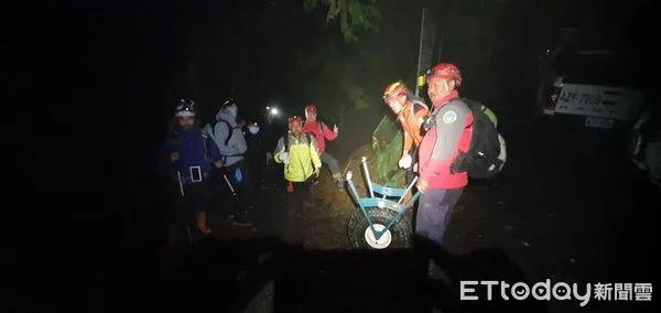 ▲▼一名女山友於16日登白姑大山時不慎滑倒,腿部韌帶斷裂導致無法行動。(圖/記者高堂堯翻攝)