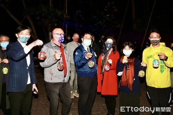 ▲台南市長黃偉哲18日特別邀請荷蘭美聲馬丁(Martin Hurkens)和英國歌手李美潔(Mary-Jess)一同搶先參觀龍崎光節空山祭。(圖/記者林悅翻攝,下同)