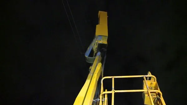 ▲▼國道工程車吊籃遭大貨車撞上,釀2傷。(圖/記者游宗樺翻攝)