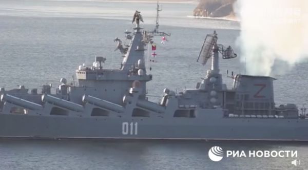 ▲曾支援俄烏戰場的俄海軍瓦良格號（舷號011）上有「Z」字噴漆。（圖／翻攝RT微博）