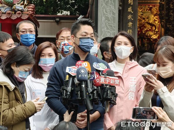 ▲▼蔣萬安陪同王鴻薇參拜植福宮。(圖/記者宋良義攝影)