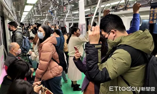 ▲備戰跨年晚會,台中捷運延長營運至元旦凌晨2點「免費接駁一次看」。(圖/記者游瓊華翻攝)