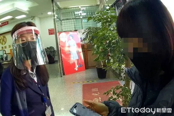▲張姓婦人到銀行欲滙款救被扣關的英國男網友。(圖/大園警分局提供)
