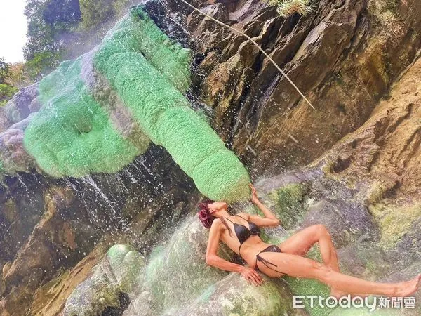 ▲▼高雄驚見「綠色巨根溫泉」比基尼女獻吻合照 3000人朝聖。(圖/原PO授權提供)