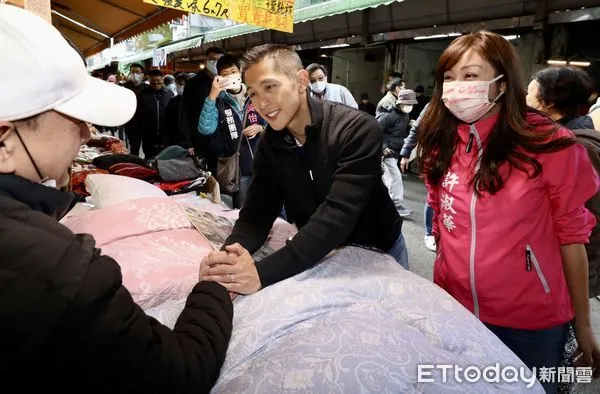 ▲▼吳怡農草埔市場掃街 。(圖/記者李毓康攝)