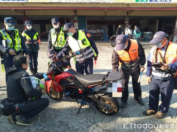 ▲白河警分局結合環保局、新營、麻豆監理站及交通警察大隊共同執行聯合稽查，24日上午於東山區市174線橫路休息站攔查大型重型機車46輛，其中噪音檢測7輛，交通違規11件。（圖／記者林悅翻攝，下同）