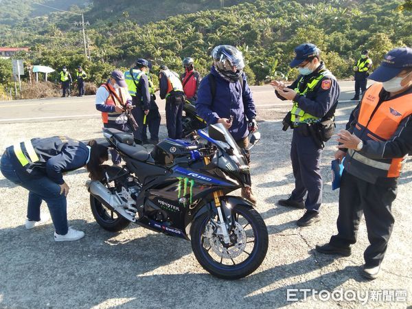 ▲白河警分局結合環保局、新營、麻豆監理站及交通警察大隊共同執行聯合稽查，24日上午於東山區市174線橫路休息站攔查大型重型機車46輛，其中噪音檢測7輛，交通違規11件。（圖／記者林悅翻攝，下同）