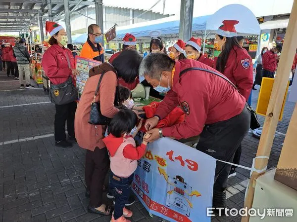 ▲台南市消防局新化分隊為落實防火宣導教育工作,喚醒民眾火災憂患意識,特地選定假日人潮眾多的新化果菜市場辦理「新化青果場平安YA報平安防火宣導」。(圖/記者林悅翻攝,下同)