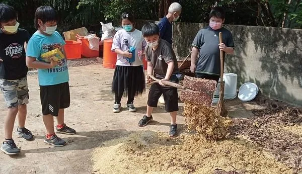 ▲立委湯蕙禎推動廚餘與落葉堆肥變黑金