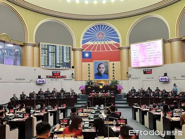 ▲▼台南市第四屆議會開議,陳秋萍帶領5名議員發表聲明。(圖/記者林悅攝)
