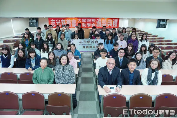 ▲志光慈善會暖心助學,頒發240萬獎助學金。(圖/志光教育科技集團提供)