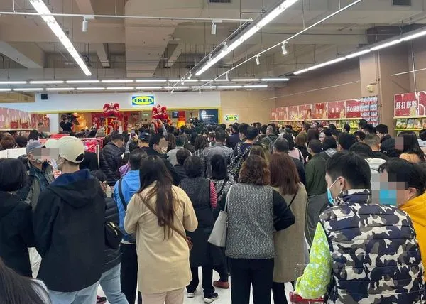 ▲嘉義IKEA開幕「現場人潮塞爆」。(圖/翻攝自臉書/綠豆嘉義人)