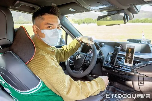 ▲▼單親爸潘祈睿從「被水泥埋沒的歌手」到成為大慶大車隊職業駕駛,展現好歌喉獲「最佳小費王」。(圖/Uber 提供)