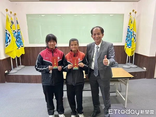 ▲埔里鎮公所為參加全國以上各項競賽獲獎的傑出學生及教師頒發獎勵金。(圖/埔里鎮公所提供,下同)