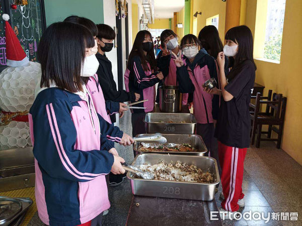 ▲雲林縣建國國中中央廚房與日本群馬縣沼田市學校給食中心互換學校午餐食譜及推行營養教育經驗。（圖／記者蔡佩旻翻攝）