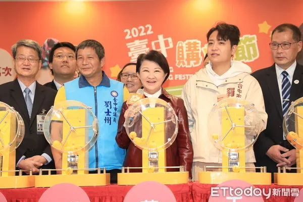 ▲台中購物節破350億元盧秀燕加碼抽第7位百萬幸運兒是她。(圖/記者游瓊華攝)