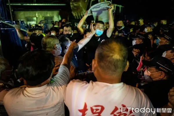 ▲▼2022年7月21日凌晨,坤輿公司意圖強行試運轉,自救會和業者聘用的保全爆發激烈流血衝突,造成8人受傷送醫。(圖/記者蔡文淵翻攝)