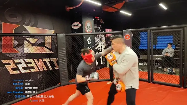 ▲▼Toyz單挑館長「快攻打臉一擊」!狂吃重拳倒下 2.2萬人線上朝聖。(圖/翻攝Toyz YouTube)