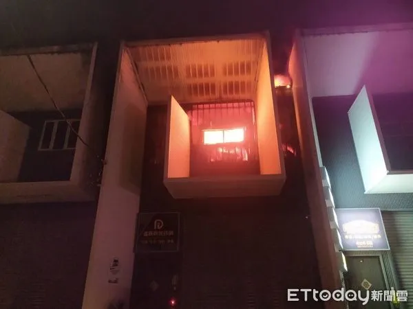 ▲台南市仁德區義林十二街1家印刷工廠,29日深夜11時41分許傳出火警,現場冒出火舌與濃煙,消防人員全力搶救中。(圖/民眾提供)
