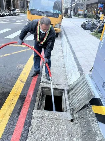 ▲環保局今日清晨立即前往清溝作業,減少異味產生。(圖/新竹市政府提供)