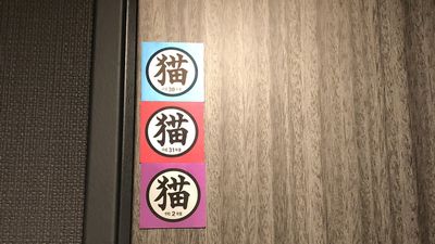 門外貼3張貓貼紙「提醒內有貓咪」　送貨司機看見狂稱讚