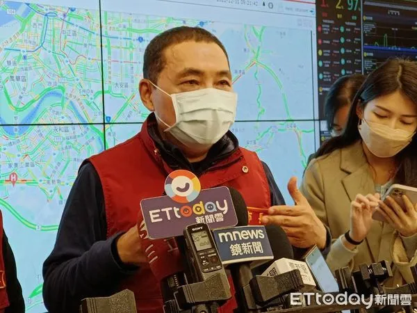 ▲▼侯友宜聽取交通疏運簡報並視導公車路口轉彎情形。(圖/記者宋良義攝)