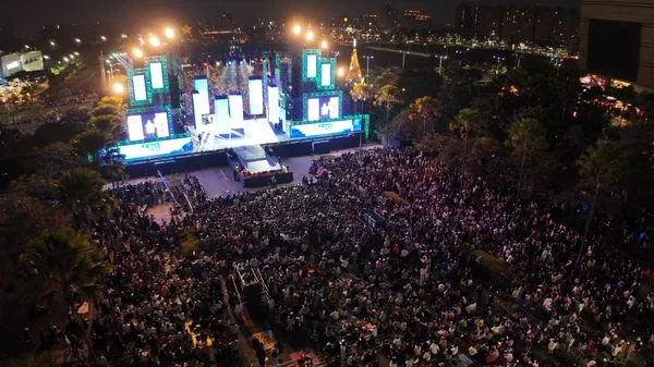 ▲▼ 空拍直擊!高雄夢時代跨年爆人潮 首創「雙面舞台」再放180秒花火。(圖/記者賴文萱翻攝)