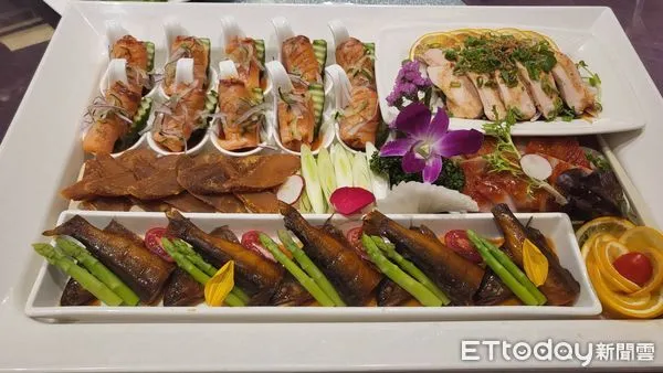 ▲▼阿秋餐飲集團推出「一盆吃盡山珍海味」年菜,每盆特價3999元,預訂搶搶滾。(圖/阿秋餐飲提供,下同)