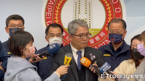 ▲內政部代理部長花敬群3日下午視察大安分局,卻因連日治安警紀問題遭媒體堵訪。(圖/記者張君豪翻攝)