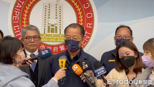 ▲內政部代理部長花敬群3日下午視察大安分局,卻因連日治安警紀問題遭媒體堵訪。(圖/記者張君豪翻攝)