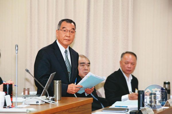 中科院連連出包,身兼該院董事長的國防部長邱國正(左)難辭其咎。