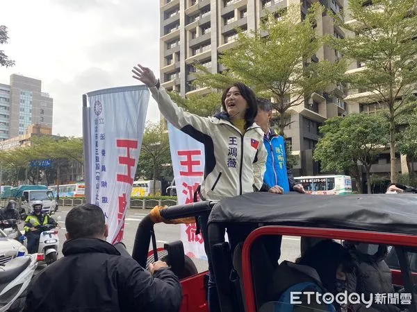 ▲王鴻薇車隊掃街,立委賴士葆、議員陳炳甫陪同。(圖/記者黃國霖攝)