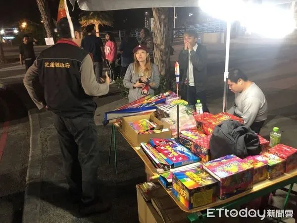 ▲▼花蓮消防局察查販售煙火商家並進行宣導。(圖/花蓮消防局提供,下同)